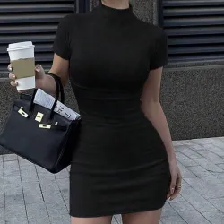 Vestido negro corto con mangas