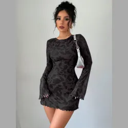 Vestido negro de mangas largas
