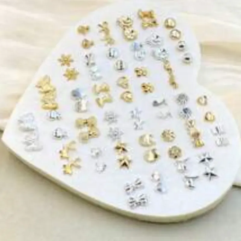 0042  Pendientes de botón hipoalergénicos con diseños de corazón, pentágono, mariposa, corona y nota musical para mujeres