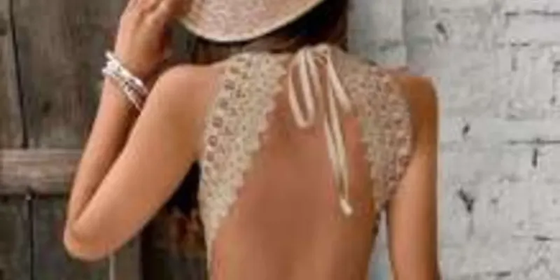 0055 SHEIN Holidaya Vestido asimétrico sin espalda con detalles de encaje soluble con empalme, vestido corto para mujer sexy sin espalda, encaje de contraste, volantes en el bajo, sin mangas, corte regular, color caqui liso en línea A, camiseta de mujer, primavera/verano, ropa de resort, atuendo de playa de vacaciones