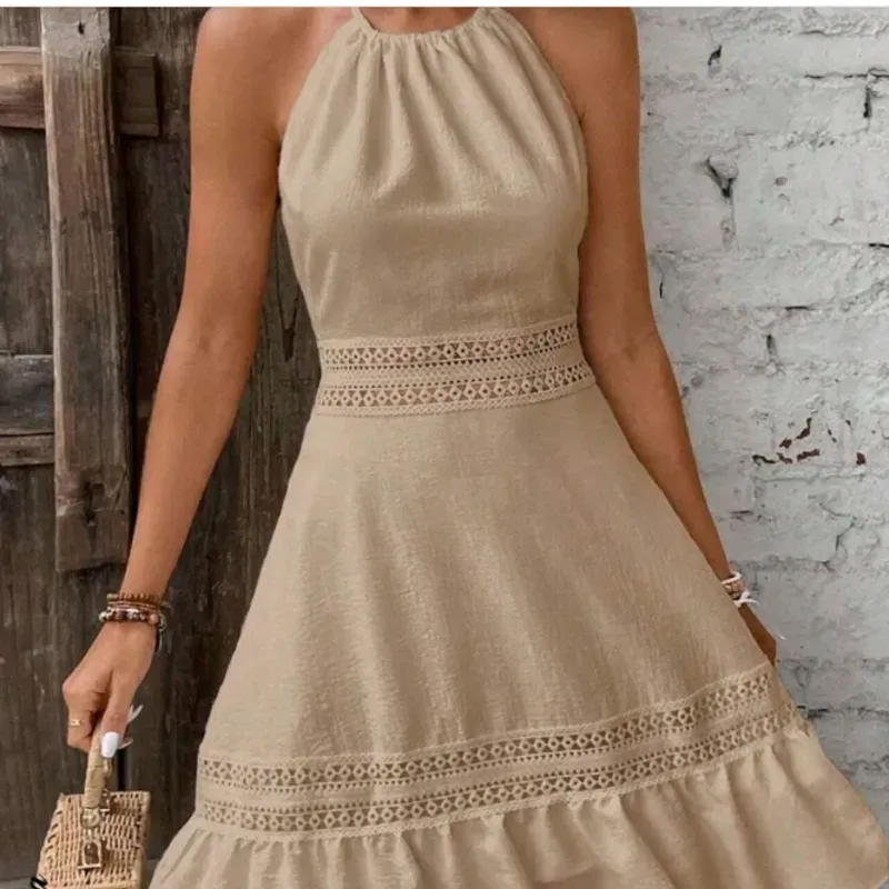 0055 SHEIN Holidaya Vestido asimétrico sin espalda con detalles de encaje soluble con empalme, vestido corto para mujer sexy sin espalda, encaje de contraste, volantes en el bajo, sin mangas, corte regular, color caqui liso en línea A, camiseta de mujer, primavera/verano, ropa de resort, atuendo de playa de vacaciones