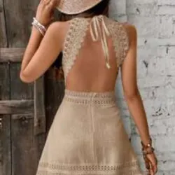 0055 SHEIN Holidaya Vestido asimétrico sin espalda con detalles de encaje soluble con empalme, vestido corto para mujer sexy sin espalda, encaje de contraste, volantes en el bajo, sin mangas, corte regular, color caqui liso en línea A, camiseta de mujer, primavera/verano, ropa de resort, atuendo de playa de vacaciones