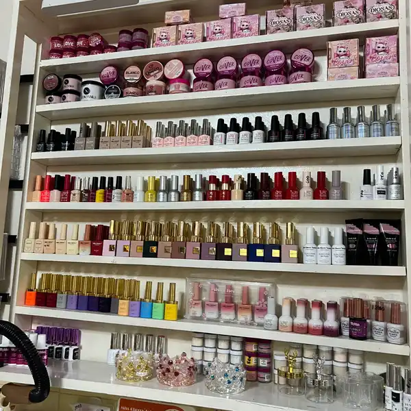 En el mundo de la manicura Yele Gómez se erige como un faro de calidad y sofisticación. Somos un espacio donde cada detalle cuenta.
Sabemos que cada manicura es una obra maestra, una oportunidad para expresar creatividad y estilo, por eso nuestros productos están diseñados pensando en ti, la artista que ha dedicado años a perfeccionar su oficio. Sabemos que buscas más que herramientas; buscas confianza, durabilidad y un acabado impecable que hable por sí mismo. Nos comprometemos a ser tu aliado en este viaje, brindándote no solo productos de alta calidad, sino también inspiración y apoyo. Queremos que te sientas empoderada, que cada vez que uses nuestros productos, sepas que estás eligiendo lo mejor para ti y para tus clientas.
En un mundo donde las tendencias cambian a la velocidad de la luz, siempre nos mantenemos actualizados. Además sabemos que en tu salón, la calidad es lo primero, por eso nos aseguramos de ofrecerte solo lo mejor, para que puedas ofrecer lo mejor a tus clientas. No se trata solo de tener buenos productos; se trata de crear experiencias para quienes confían en ti.
Tu tiempo vale oro, por eso nuestros productos están diseñados para hacerte la vida más fácil. Queremos que disfrutes cada momento en tu salón, sin preocupaciones. Con Yele Gómez, puedes concentrarte en lo que realmente amas: crear tu arte y hacer felices a tus clientas.
Cuando piensas en Yele Gómez, queremos que pienses en calidad.
Porque no solo estamos aquí para ofrecerte productos; estamos aquí para apoyarte en cada paso del camino.
¡Bienvenida a esta experiencia!