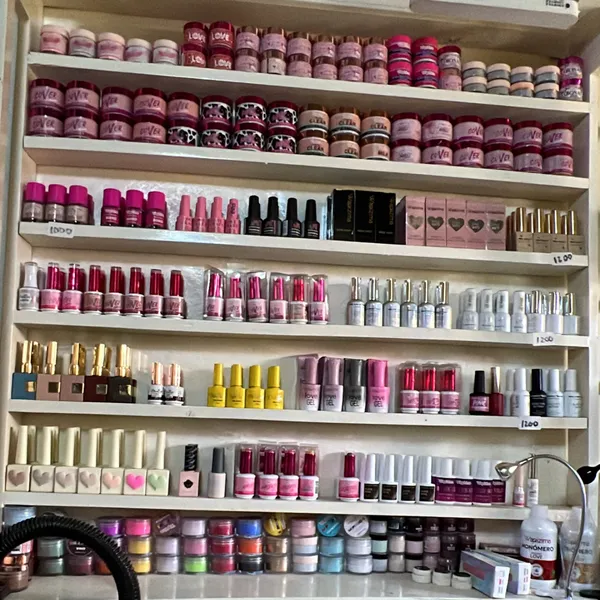 En el mundo de la manicura Yele Gómez se erige como un faro de calidad y sofisticación. Somos un espacio donde cada detalle cuenta.
Sabemos que cada manicura es una obra maestra, una oportunidad para expresar creatividad y estilo, por eso nuestros productos están diseñados pensando en ti, la artista que ha dedicado años a perfeccionar su oficio. Sabemos que buscas más que herramientas; buscas confianza, durabilidad y un acabado impecable que hable por sí mismo. Nos comprometemos a ser tu aliado en este viaje, brindándote no solo productos de alta calidad, sino también inspiración y apoyo. Queremos que te sientas empoderada, que cada vez que uses nuestros productos, sepas que estás eligiendo lo mejor para ti y para tus clientas.
En un mundo donde las tendencias cambian a la velocidad de la luz, siempre nos mantenemos actualizados. Además sabemos que en tu salón, la calidad es lo primero, por eso nos aseguramos de ofrecerte solo lo mejor, para que puedas ofrecer lo mejor a tus clientas. No se trata solo de tener buenos productos; se trata de crear experiencias para quienes confían en ti.
Tu tiempo vale oro, por eso nuestros productos están diseñados para hacerte la vida más fácil. Queremos que disfrutes cada momento en tu salón, sin preocupaciones. Con Yele Gómez, puedes concentrarte en lo que realmente amas: crear tu arte y hacer felices a tus clientas.
Cuando piensas en Yele Gómez, queremos que pienses en calidad.
Porque no solo estamos aquí para ofrecerte productos; estamos aquí para apoyarte en cada paso del camino.
¡Bienvenida a esta experiencia!