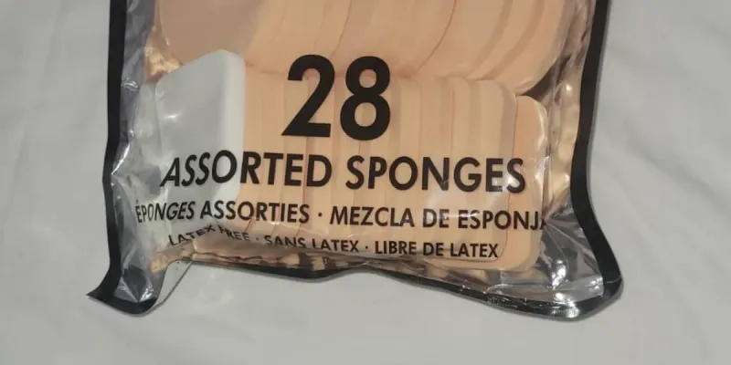 Crema facial , esponjas de maquillajes y Lapis de ojos 