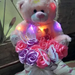 Cesta 🧺 floral con peluche