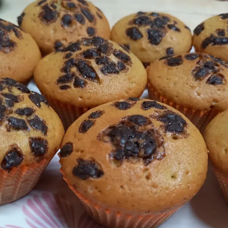 Cupcakes decorados con chispas de chocolate o pasitas. 