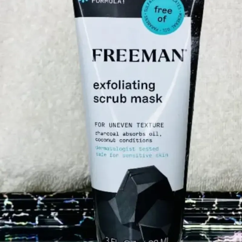 Exfoliante Scrub Freeman con carbón activado 