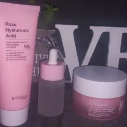 Set de limpiador,sérum de ácido hialurónico y rosas,crema de ceramidas y ácido hialurónico