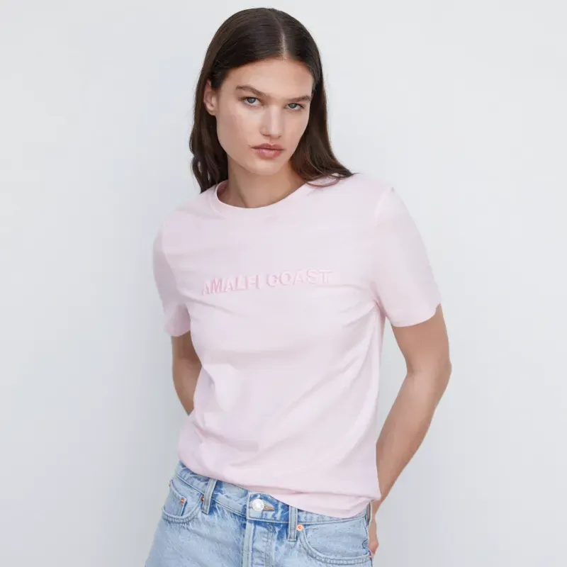 Camiseta mensaje bordado