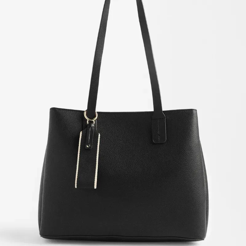 Bolso tote con colgante 