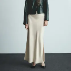 Falda satinada crudo