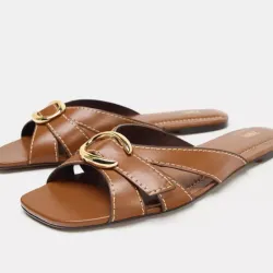 Sandalia cruzada detalle metalico