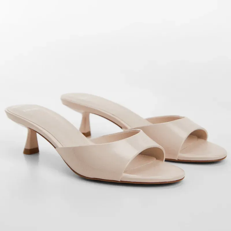 Sandalia tacon efecto charol