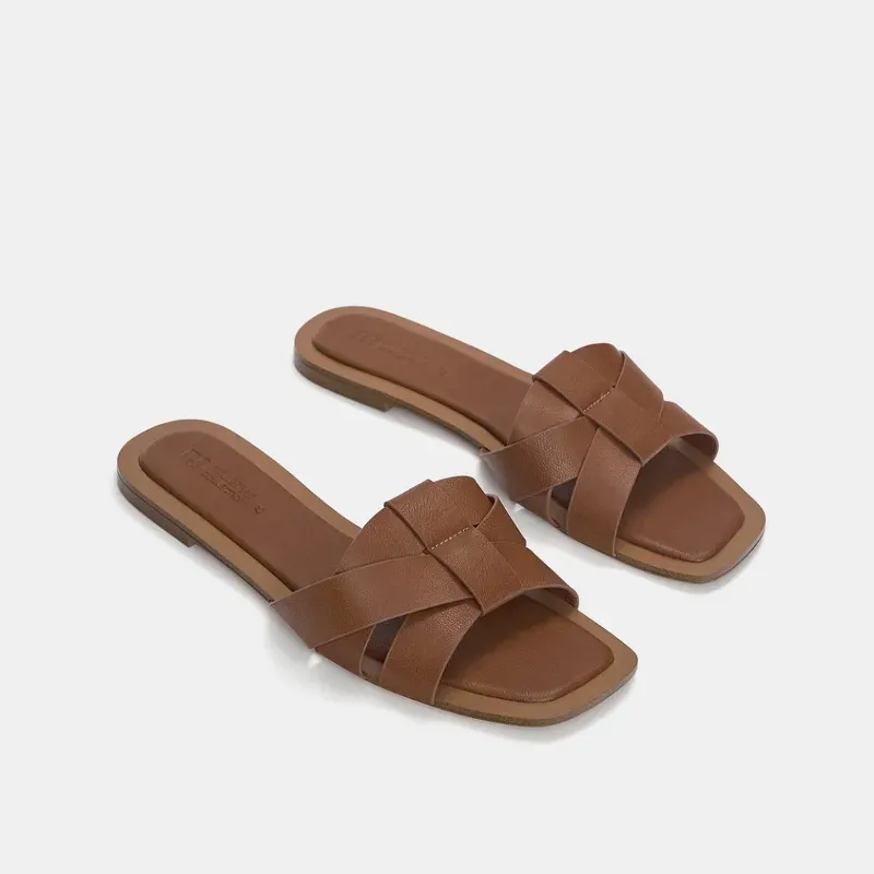 Sandalias planas cruzadas