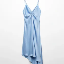 Vestido asimétrico satinado abertura fruncida