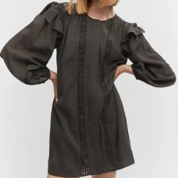 Vestido corto detalles puntilla