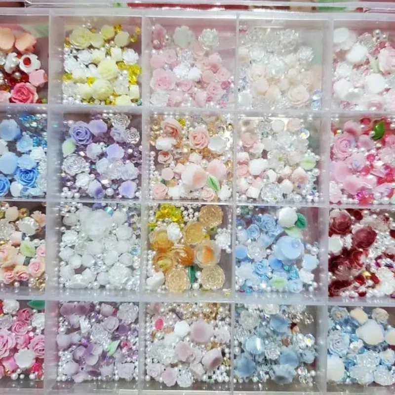 Caja de rosas que alumbran en la oscuridad, para decoración en uñas. 