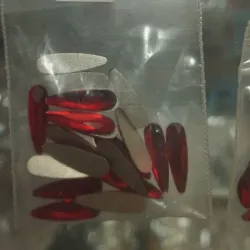 Paquete de piedras rojas alargadas