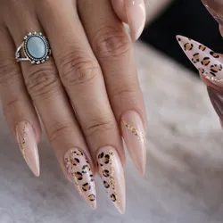 Acrílico en uñas largas