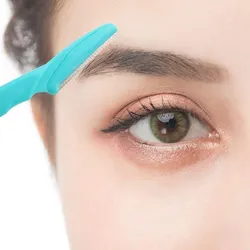 Depilacion de cejas con cuchilla y pinza