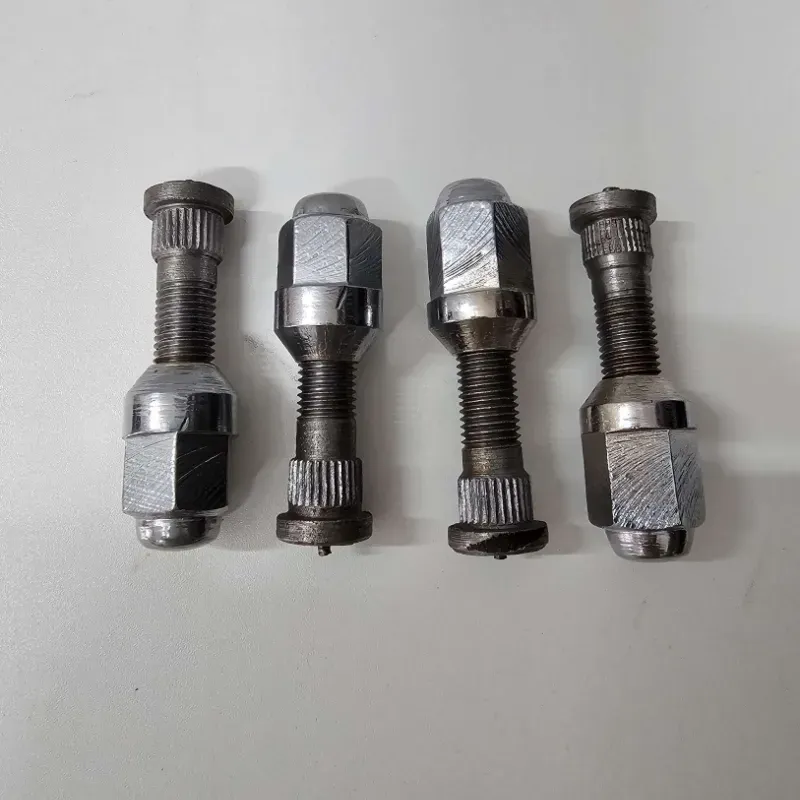 CLANES CON TUERCA LADA Y MOSKOVICH