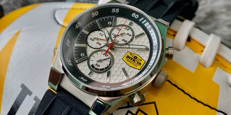 Invicta Racing 44 mm.