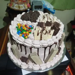 Cake con cobertura de chocolate y confituras 