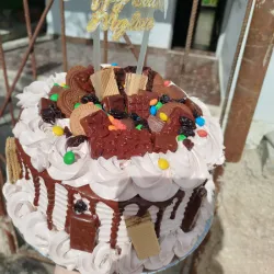 Cake con cobertura de chocolate y confituras 