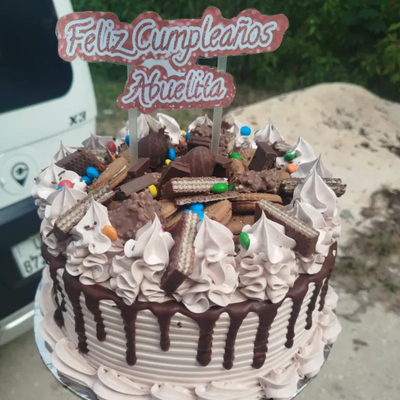 Cake con cobertura de chocolate y confituras 
