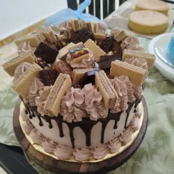 Cake con cobertura de chocolate y confituras 