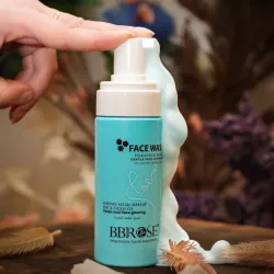 Espuma limpiadora con cepillo de acido hialuronico.  150 ml