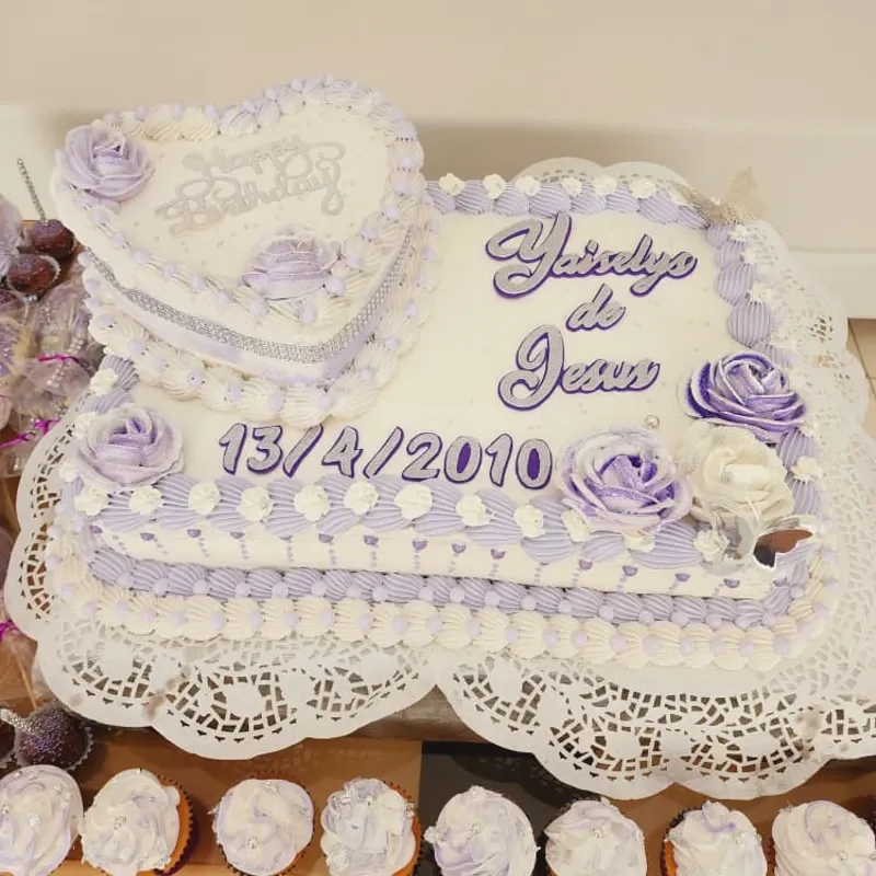 Cake Tamaño Bandeja + Cake de Corazón Arriba