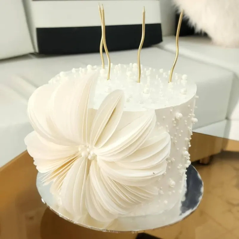 Pastel Vintage con Flor Comestible
