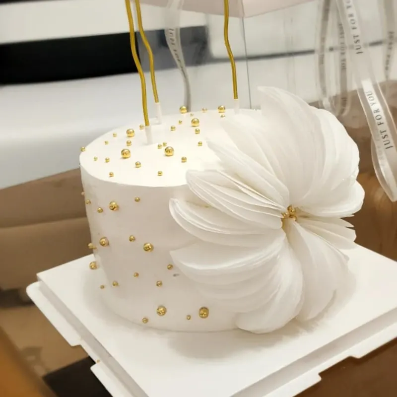 Pastel Vintage con Flor Comestible