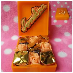 Bombones y rosas pequeño detalle.